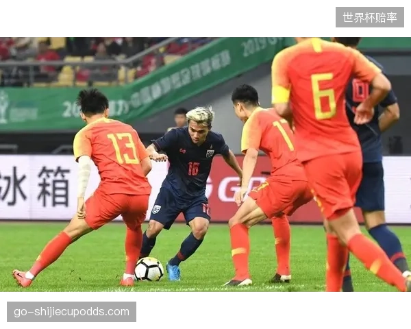 卡塔尔队在面对阿曼的密集防守时显得办法不多，暴露了球队在阵地战中缺乏有效破局手段的问题。